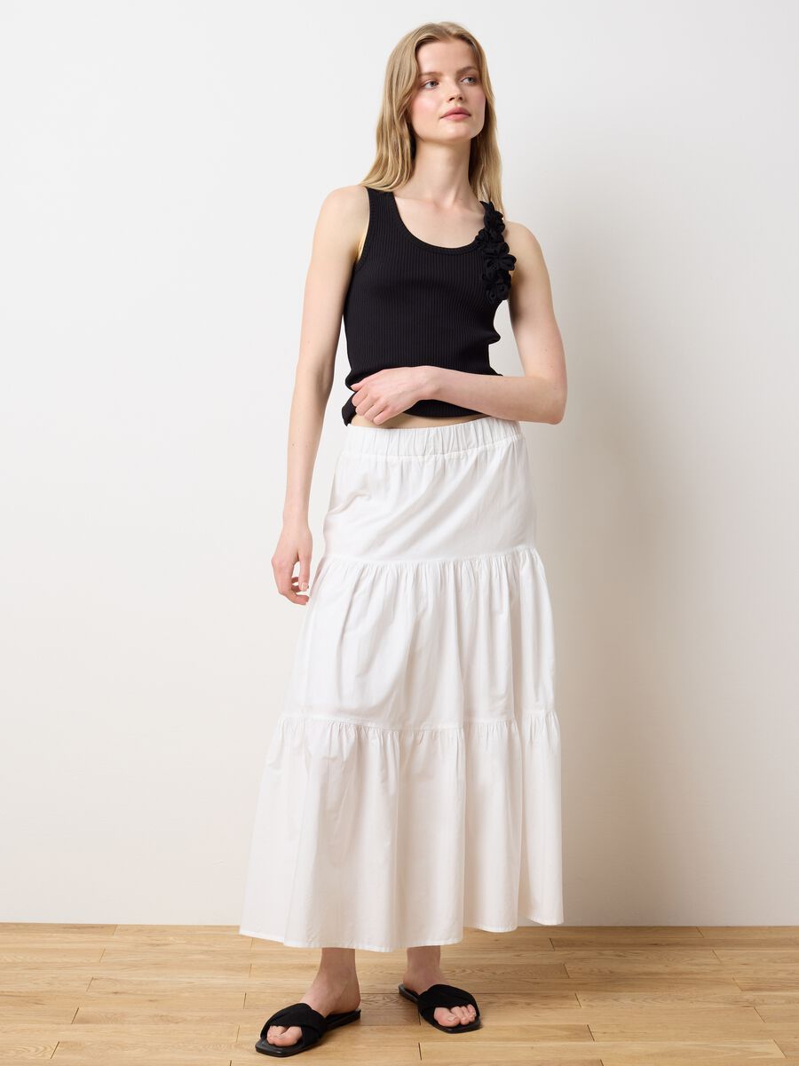 Black ribbed top with floral applications_2