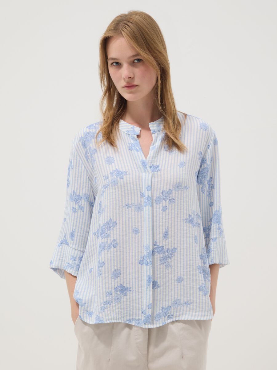 Blusa a righe bianca e azzurra in misto viscosa con fiori regular fit_1