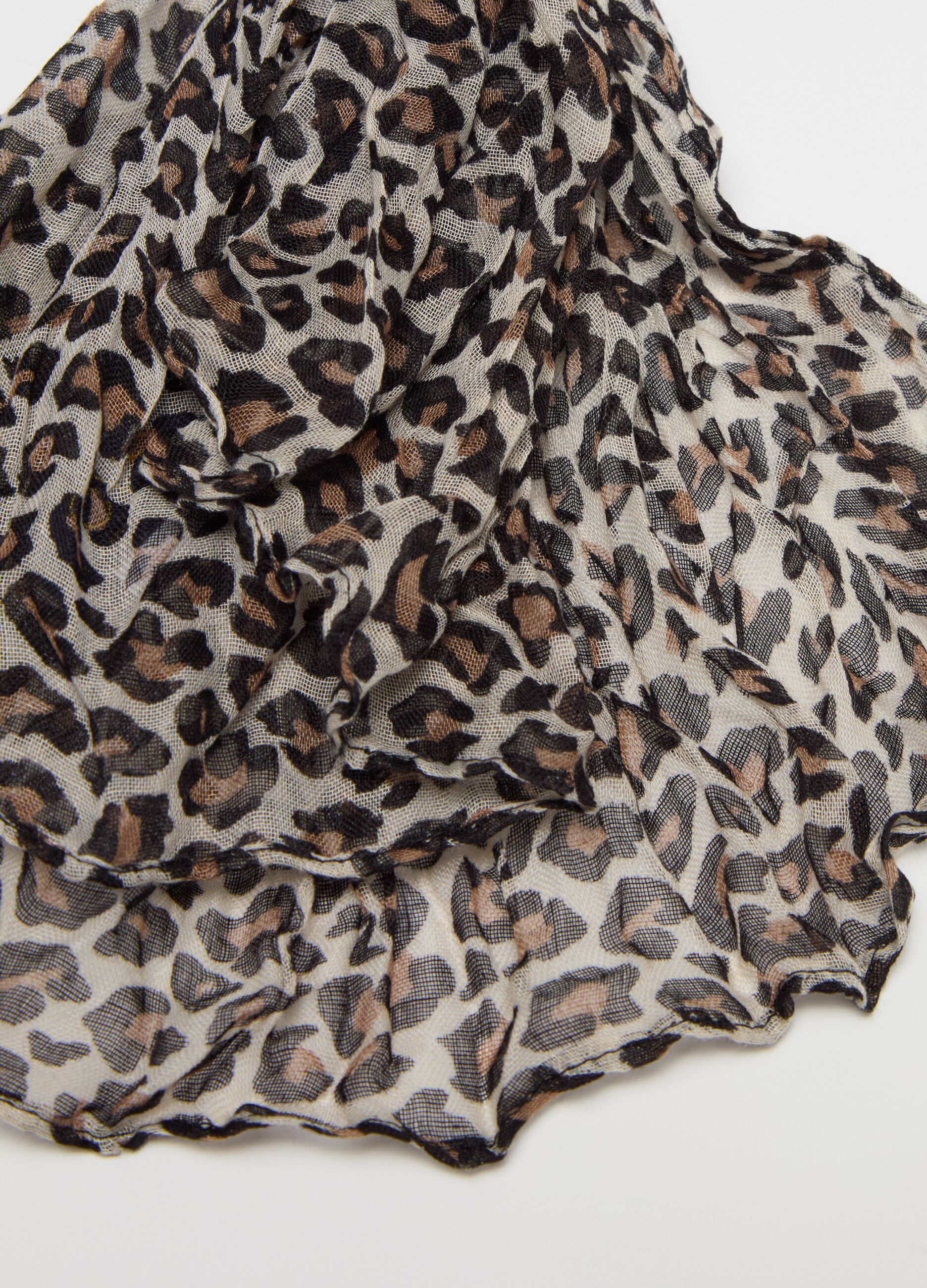 Crinkle-effect leopard scarf