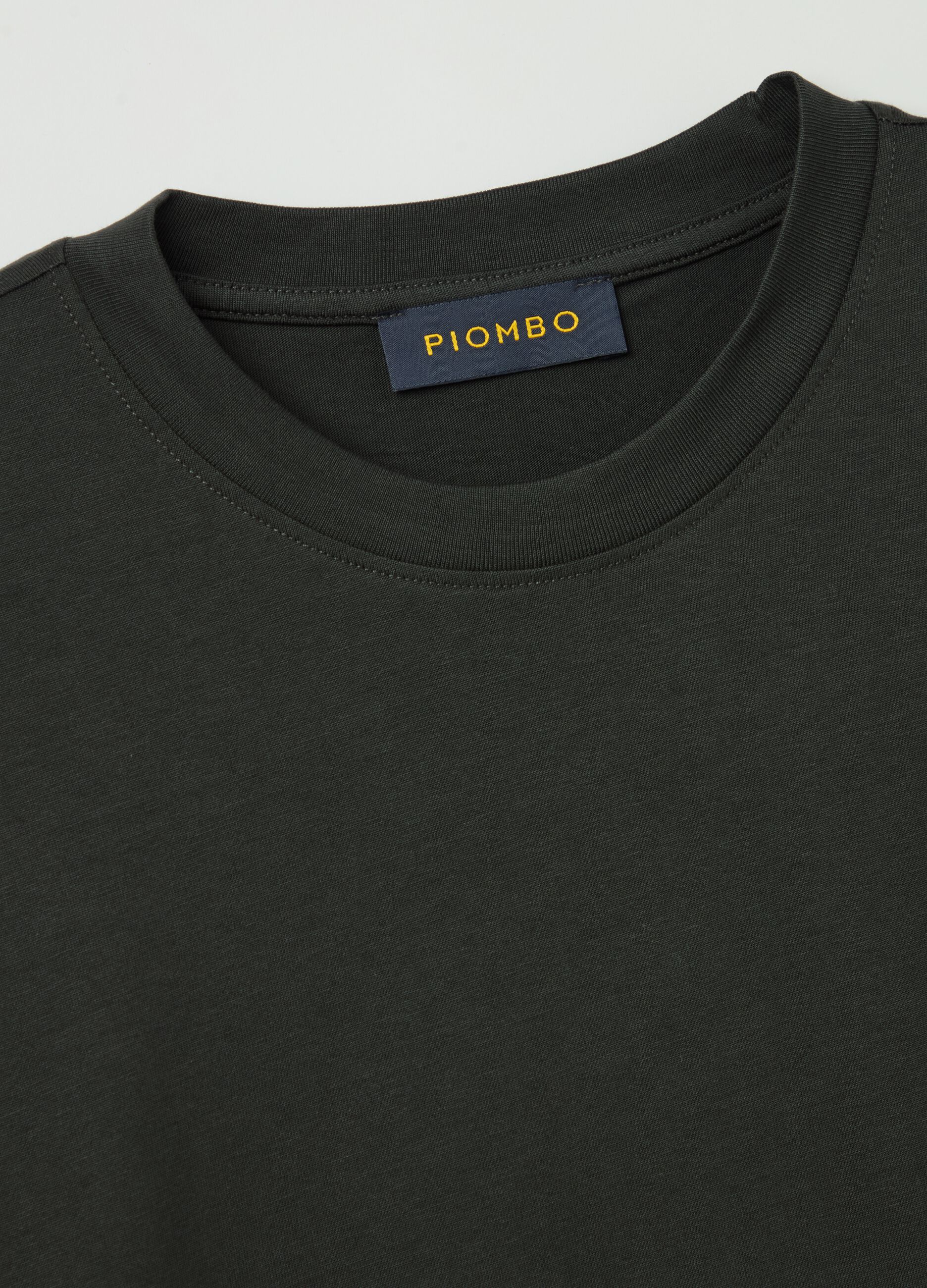 Plain cotton T-shirt with round neck.