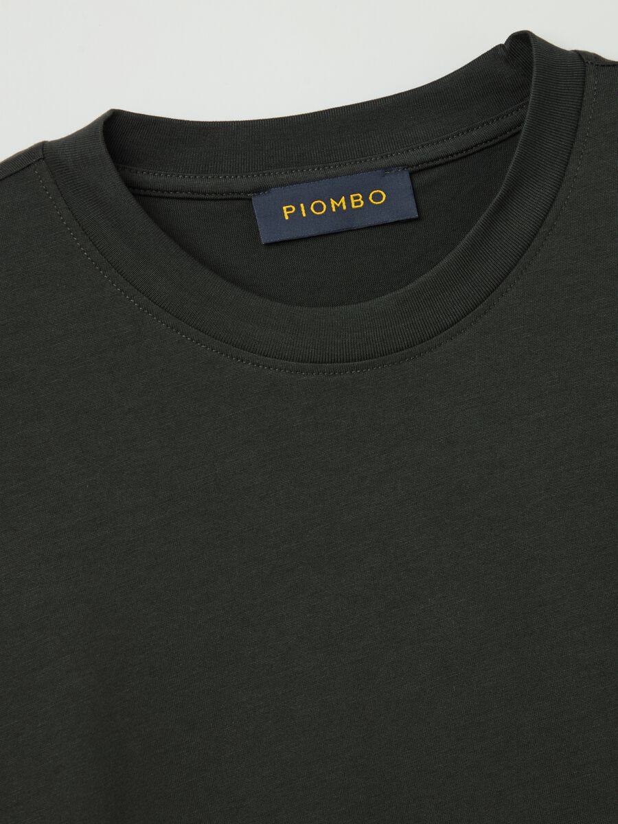 Plain cotton T-shirt with round neck._5