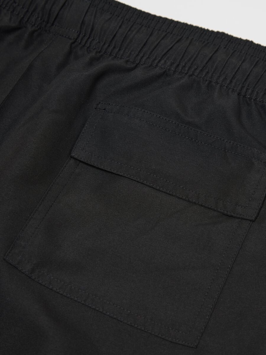 Black swimming trunks with logo print_5