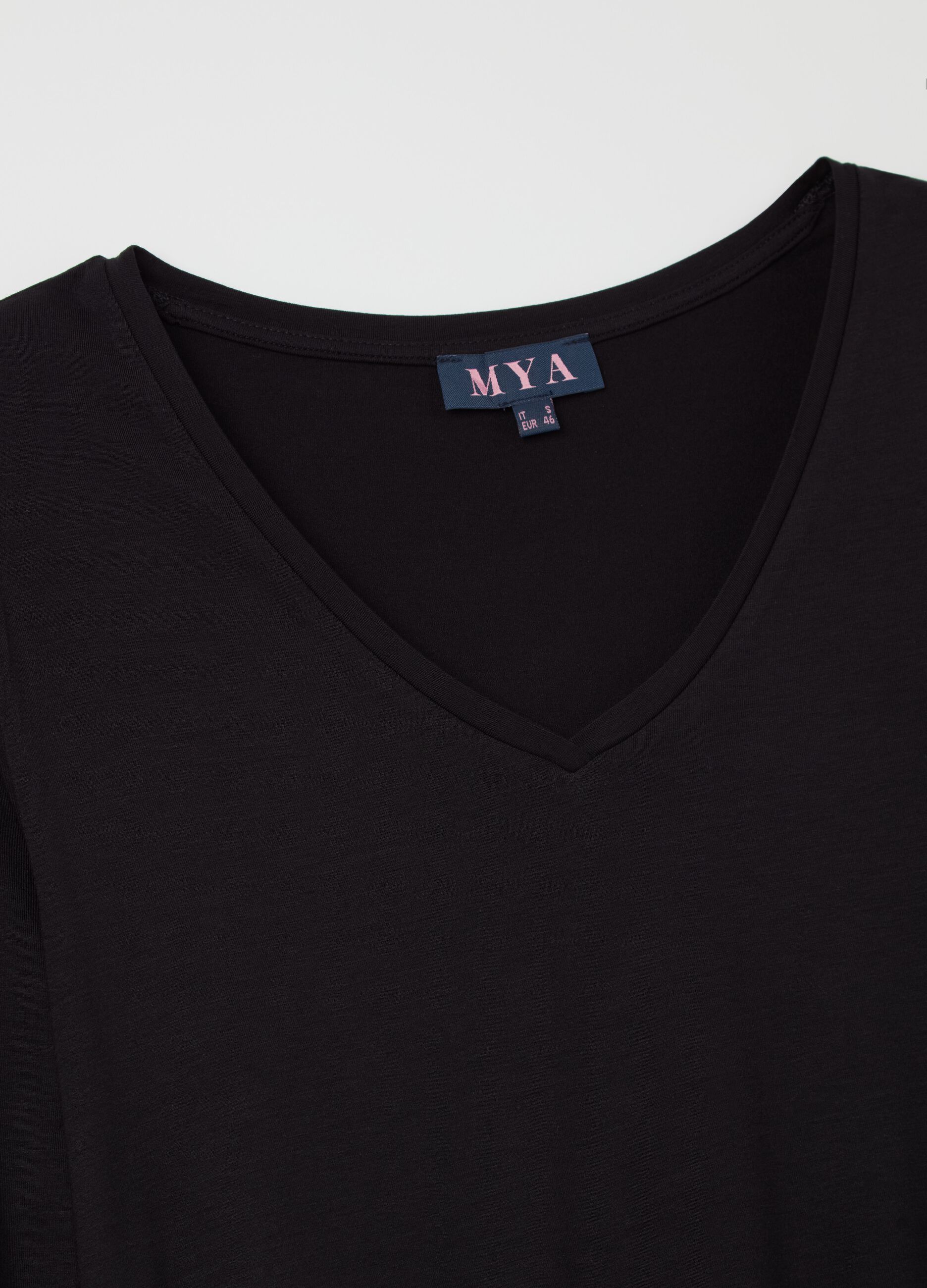 T-shirt con scollo a V Curvy