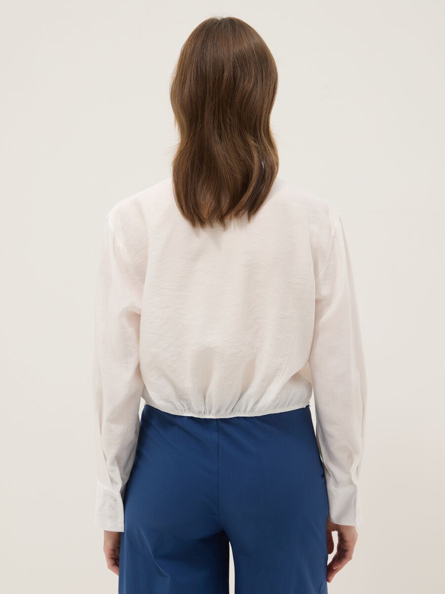 White cropped viscose-blend shirt with knot, regular fit_2