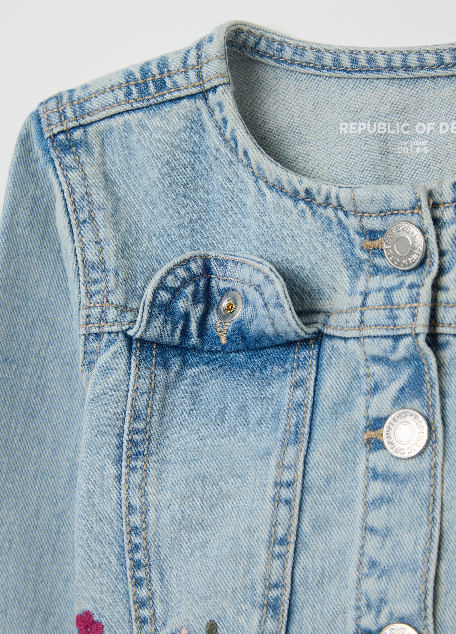 Light denim jacket with flowers embroidery