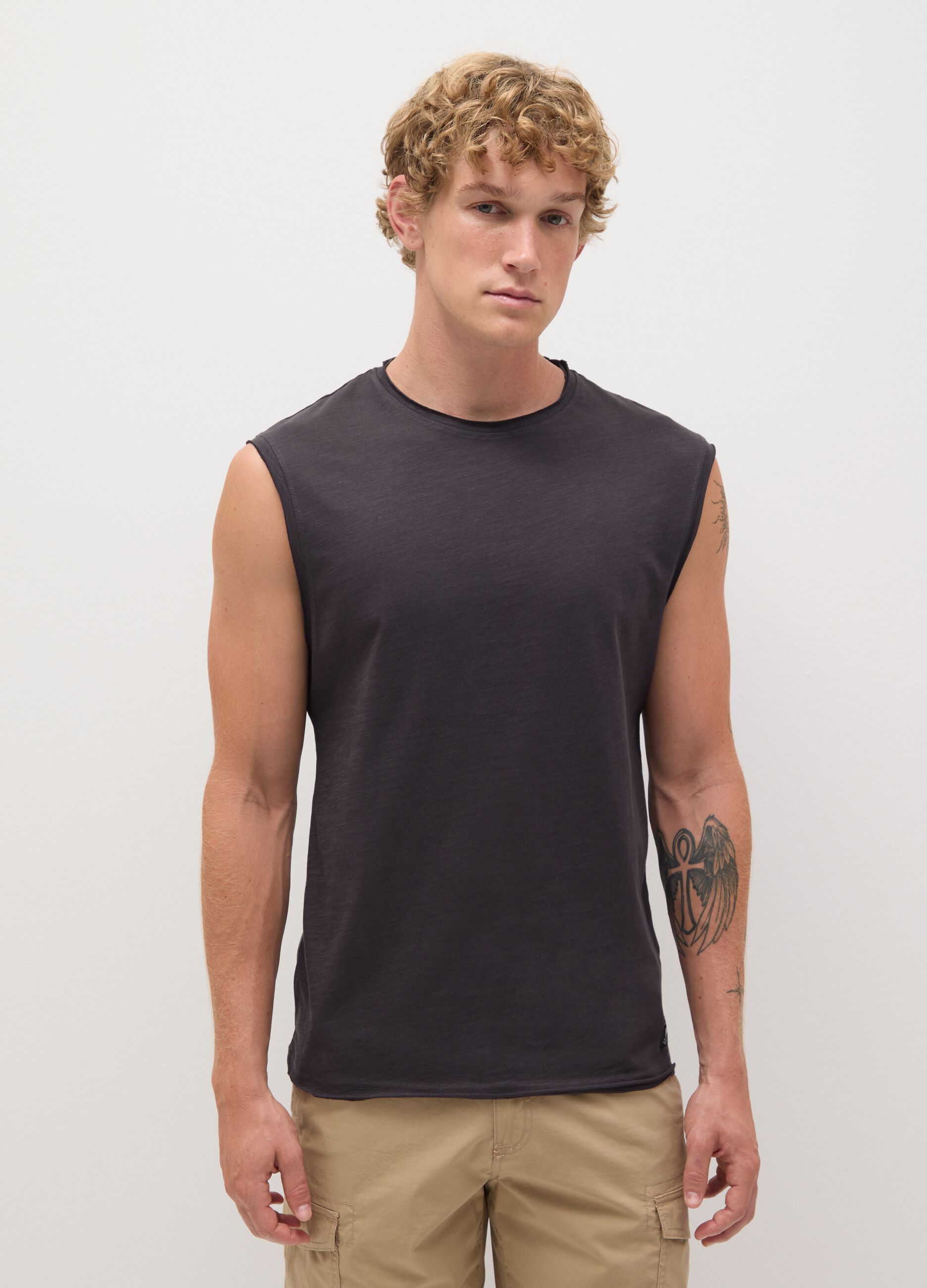 Men’s black top in 100% cotton with regular fit