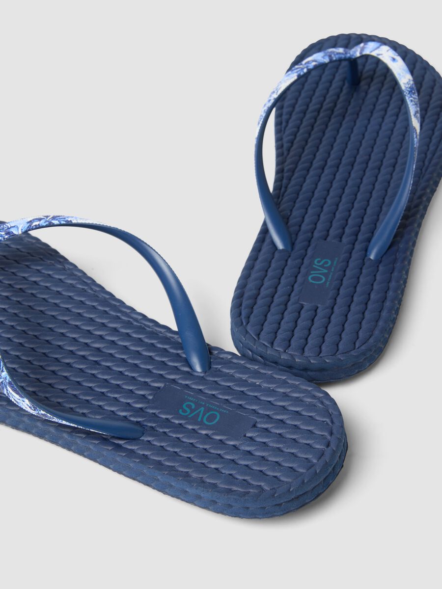 Infradito blu con fascette floreali e texture intrecciata_2