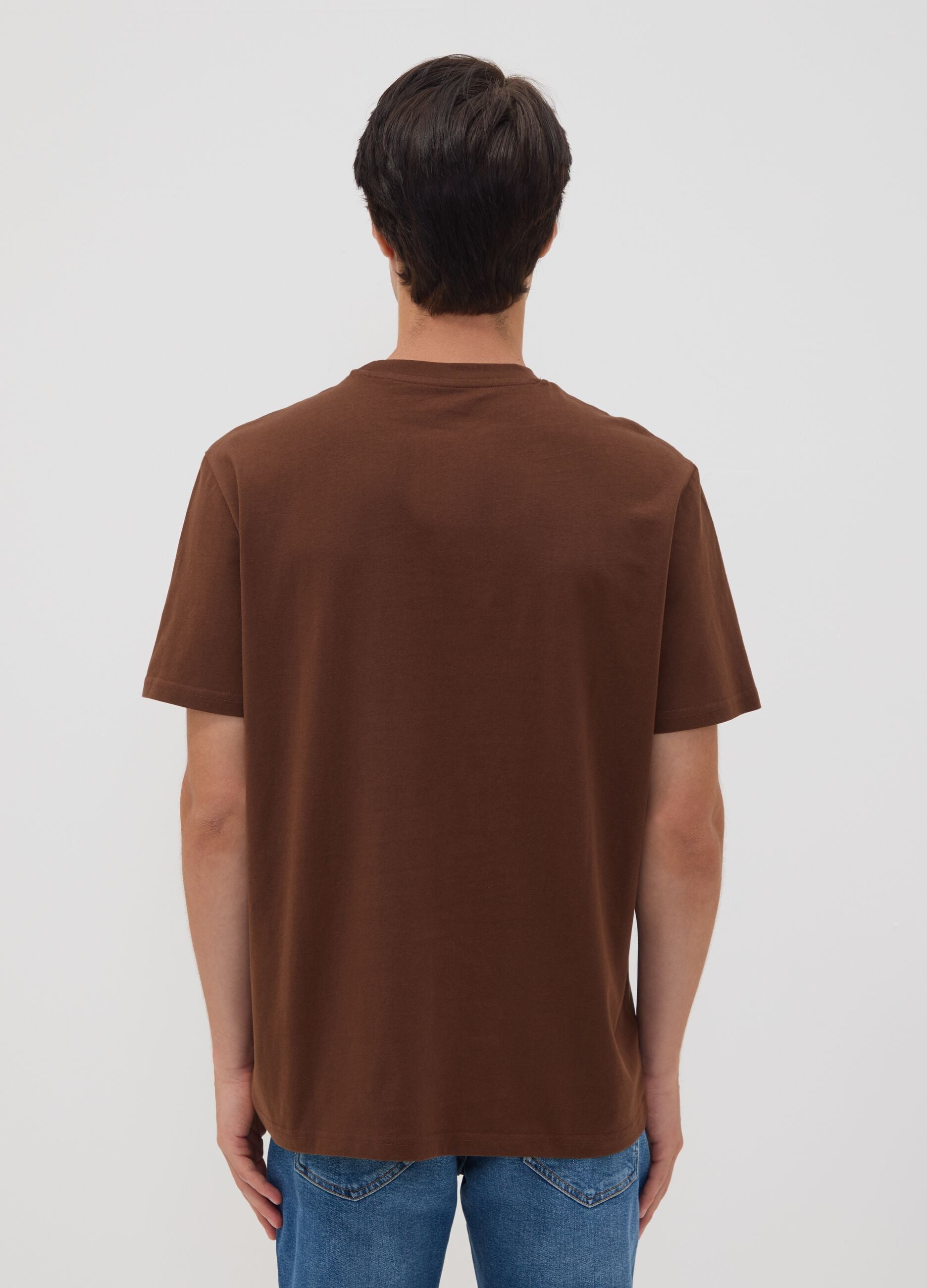 T-shirt marrone in puro cotone jersey con scritta regular fit