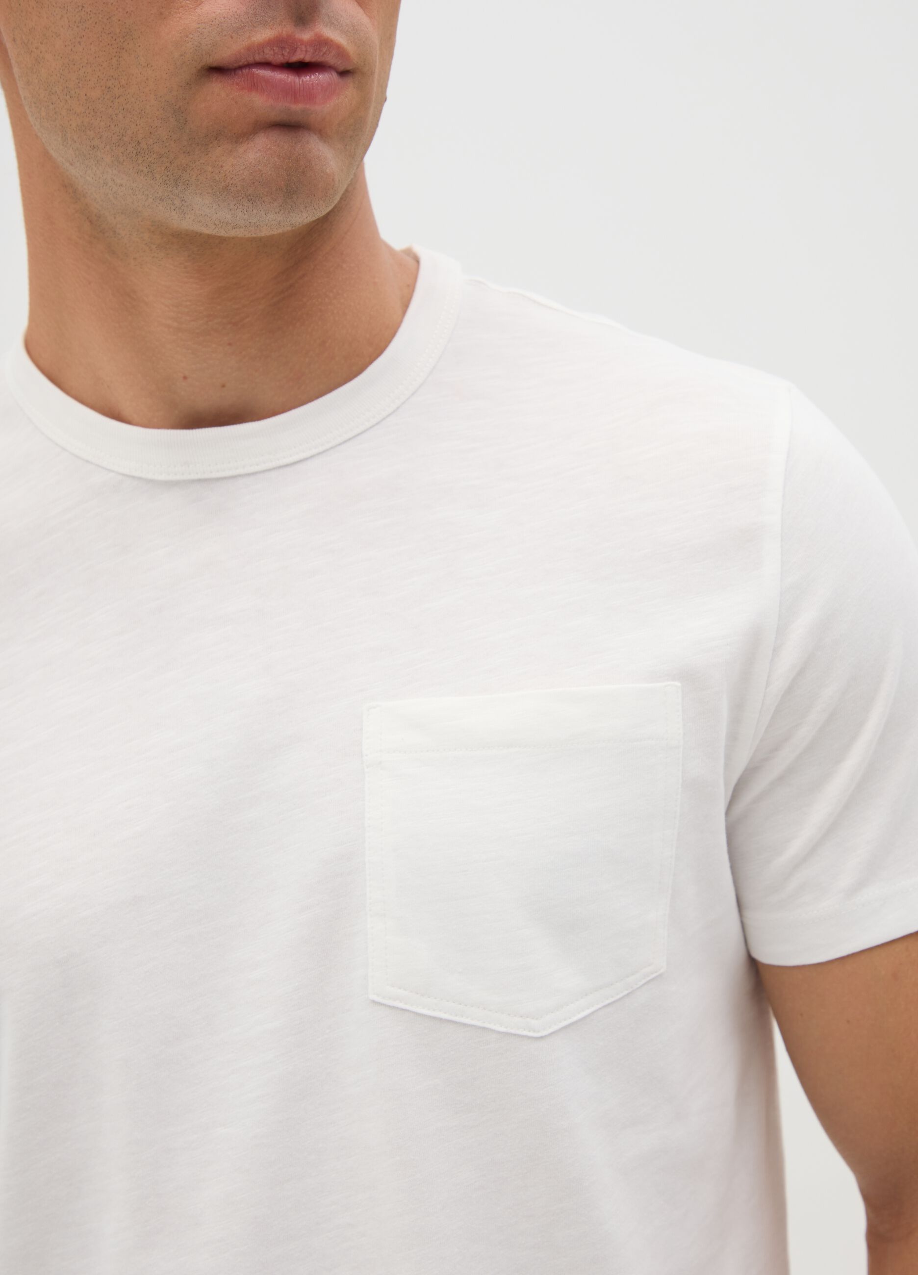 T-shirt da uomo in puro cotone bianca regular fit con taschino