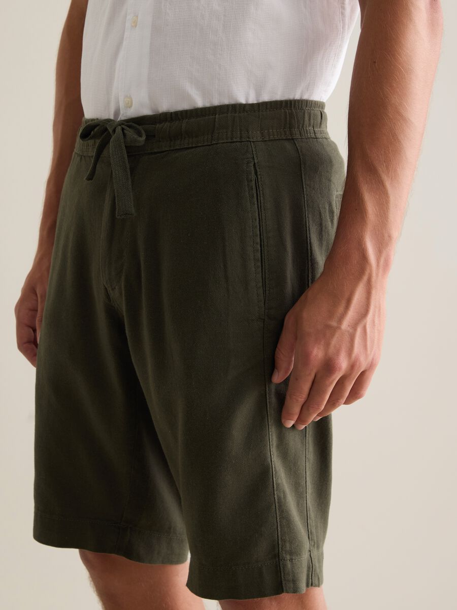 Men's green cotton blend regular fit shorts_3