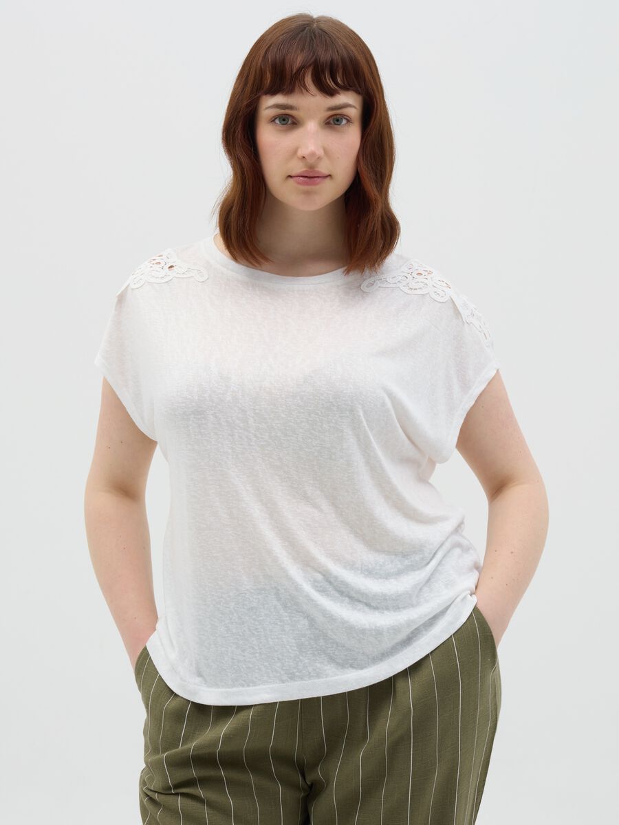 Curvy white T-shirt with lace details_0
