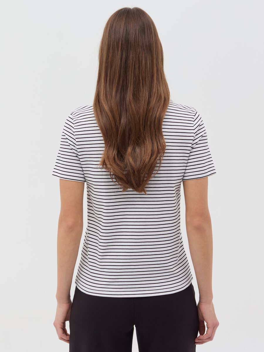 Essential cotton T-shirt with thin stripes_3