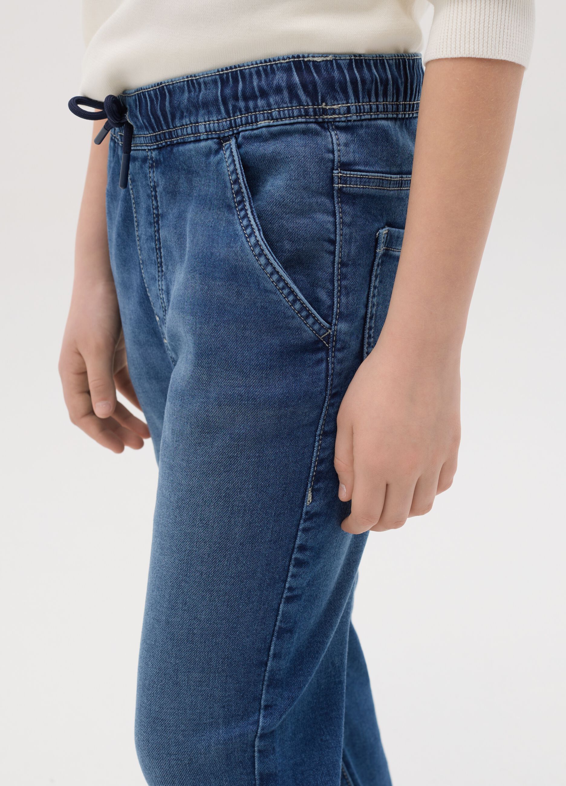 Joggers in denim con coulisse 