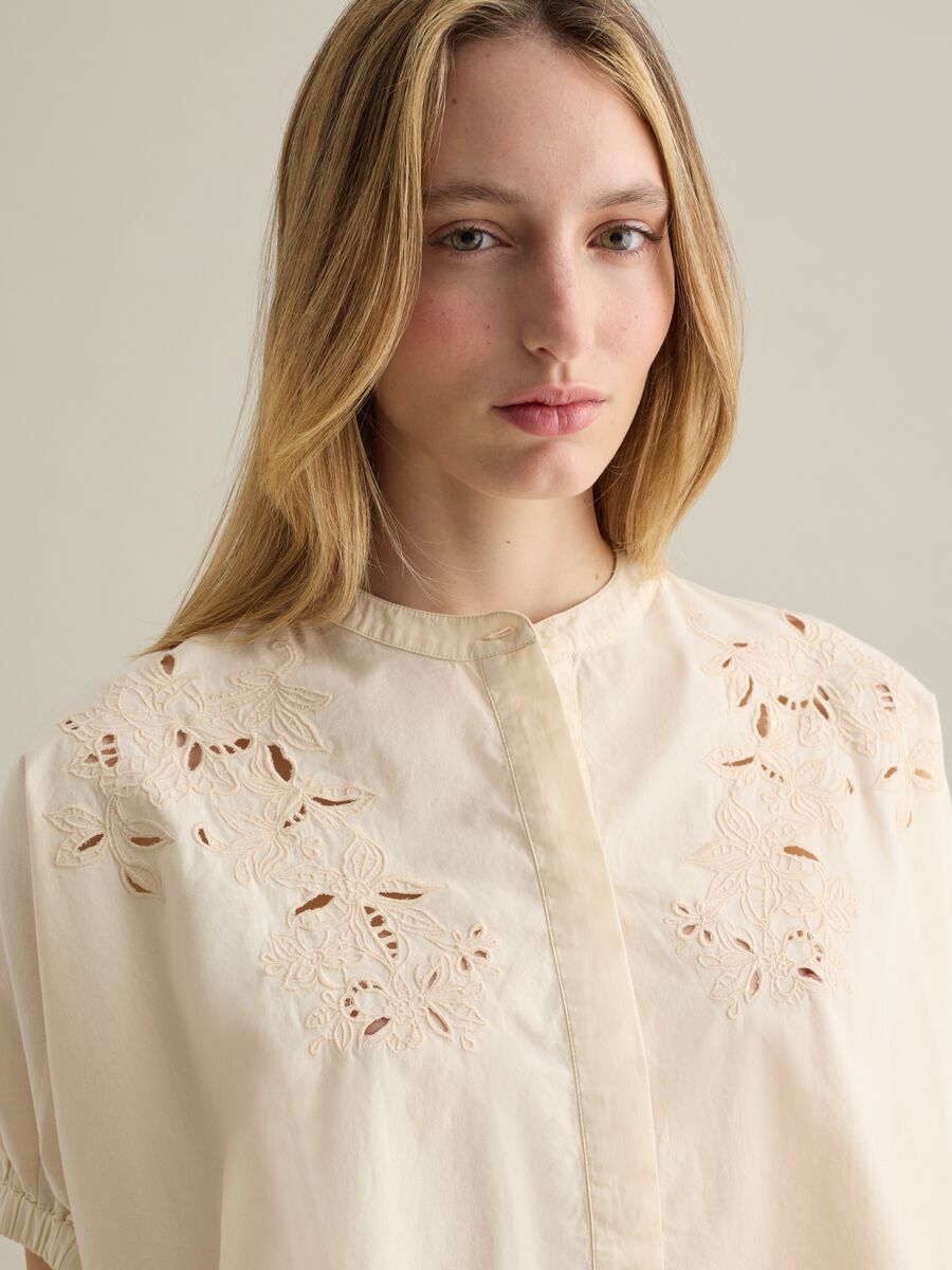 White cotton shirt with embroidery_1