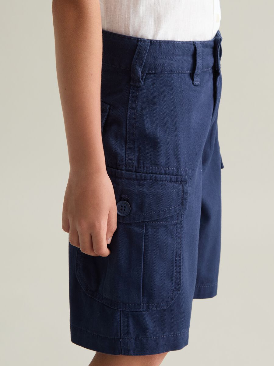 Children's blue regular fit cargo bermuda shorts made of pure cotton with side pockets_2