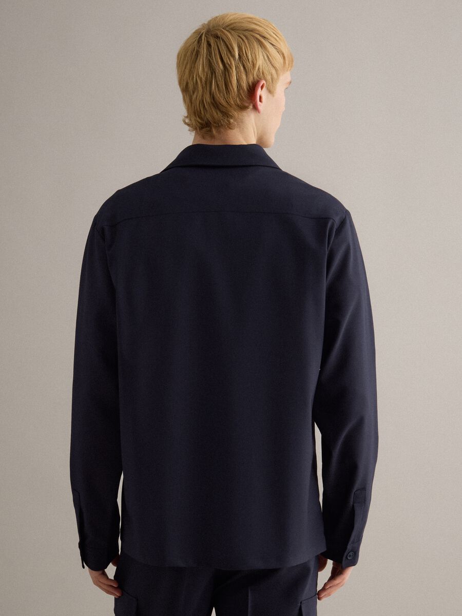 Giacca leggera blu regular fit con bottoni e taschini frontali_3