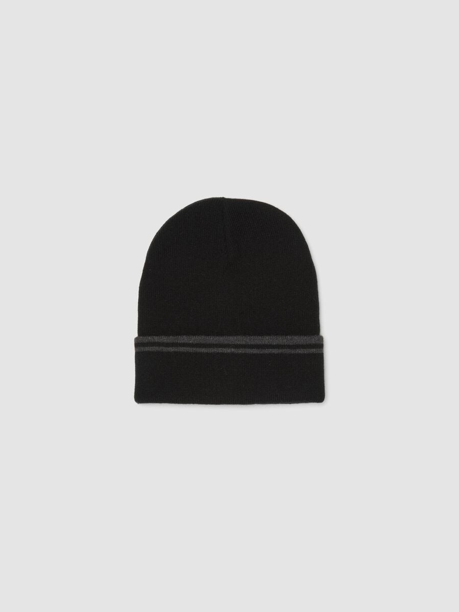 Cappello grigio con risvolto_0