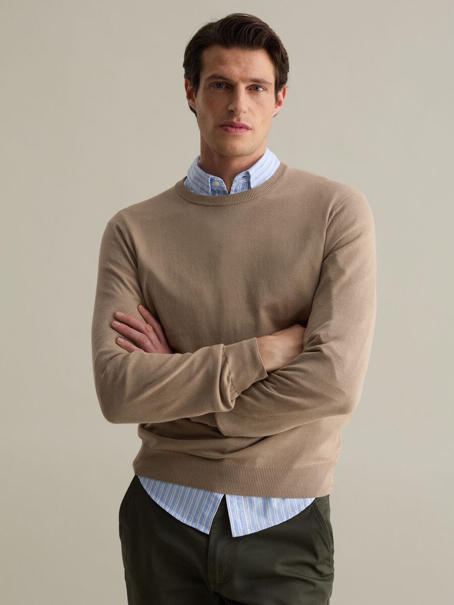 Solid colour pullover with round neck_0