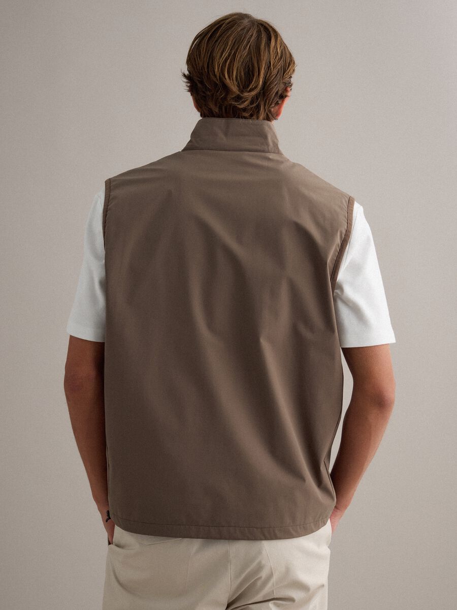 Ultra-light brown regular fit gilet with full zip_2