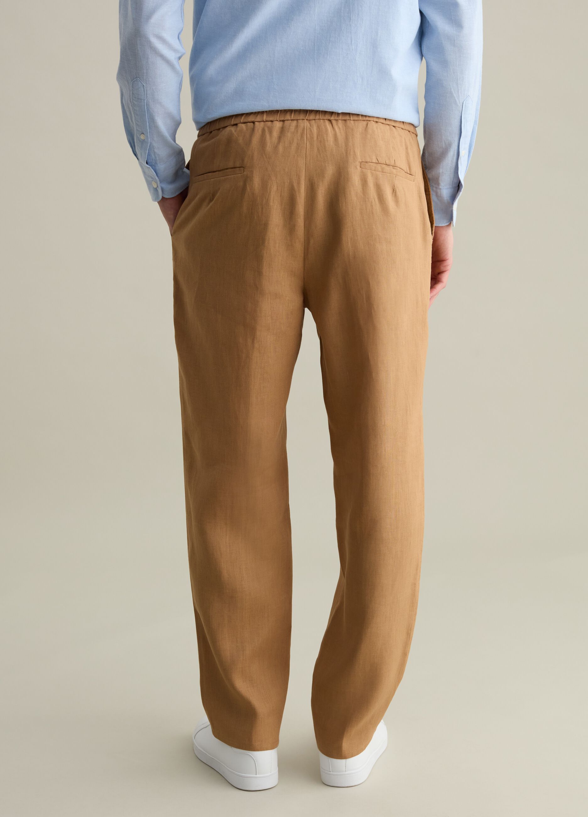 Contemporary trousers in linen