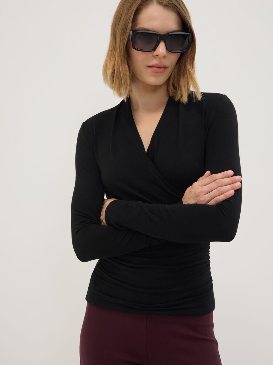 T-shirt nera in viscosa, seta e lana elasticizzata girocollo regular fit_0