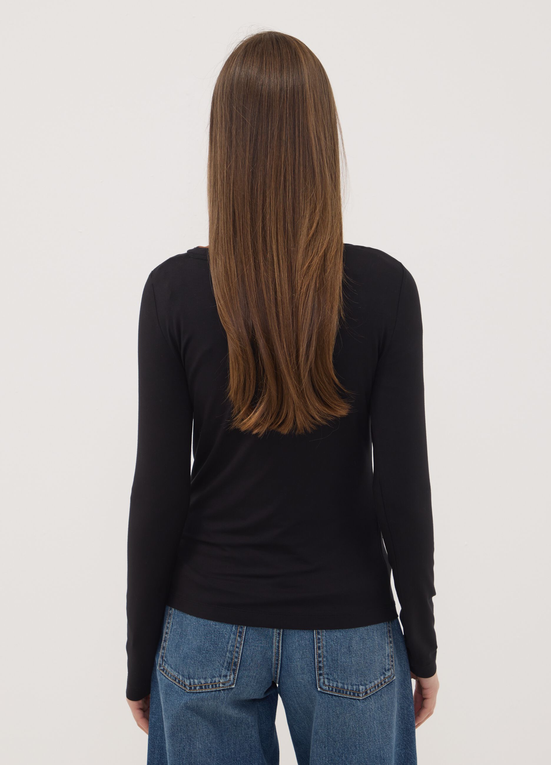 T-shirt nera in viscosa elasticizzata con girocollo slim fit
