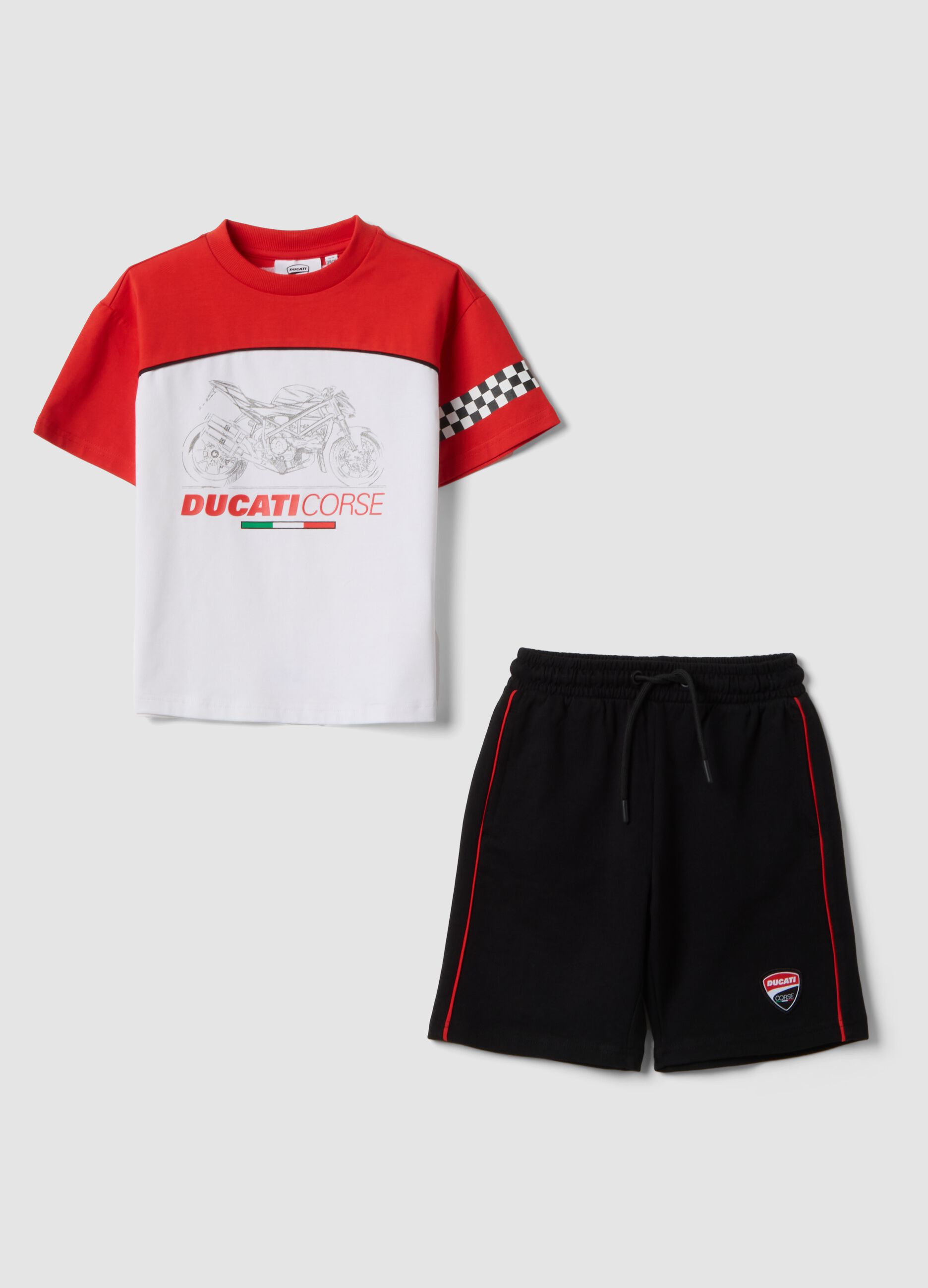 Completo rosso in cotone elasticizzato con t-shirt e shorts per bambino regular fit