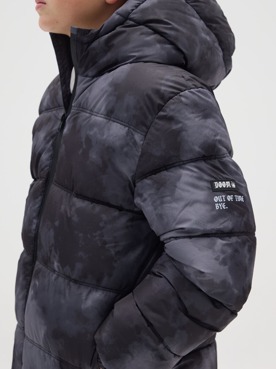 Giacca imbottita grigia da ragazzo regular fit con cappuccio_2