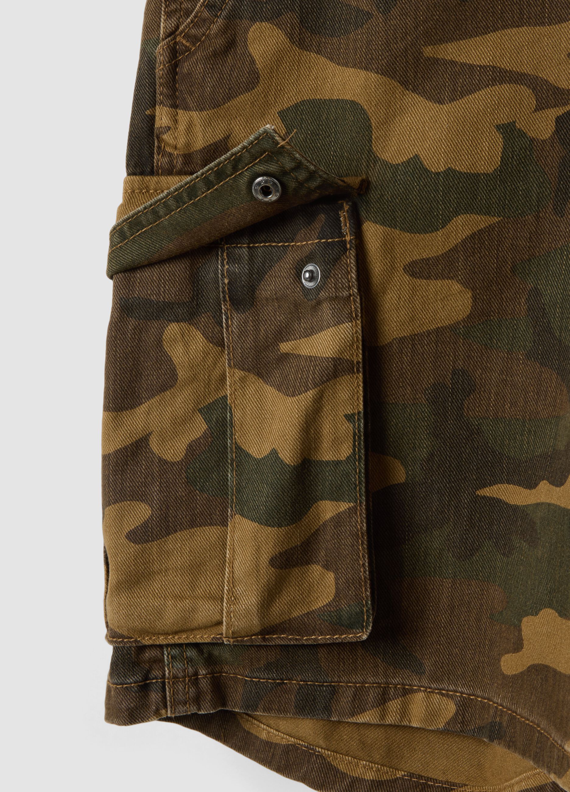 Green cotton cargo shorts