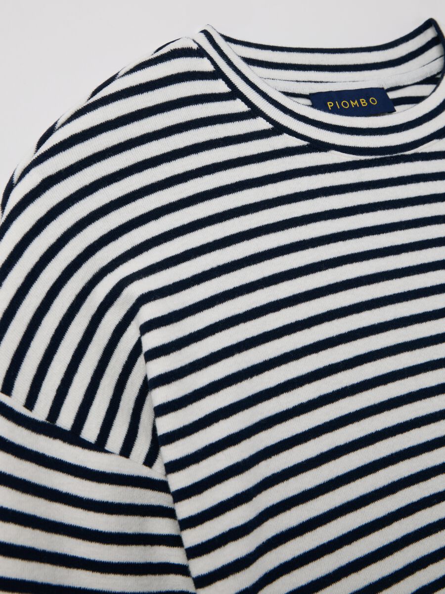 Sweatshirt with thin stripes_5