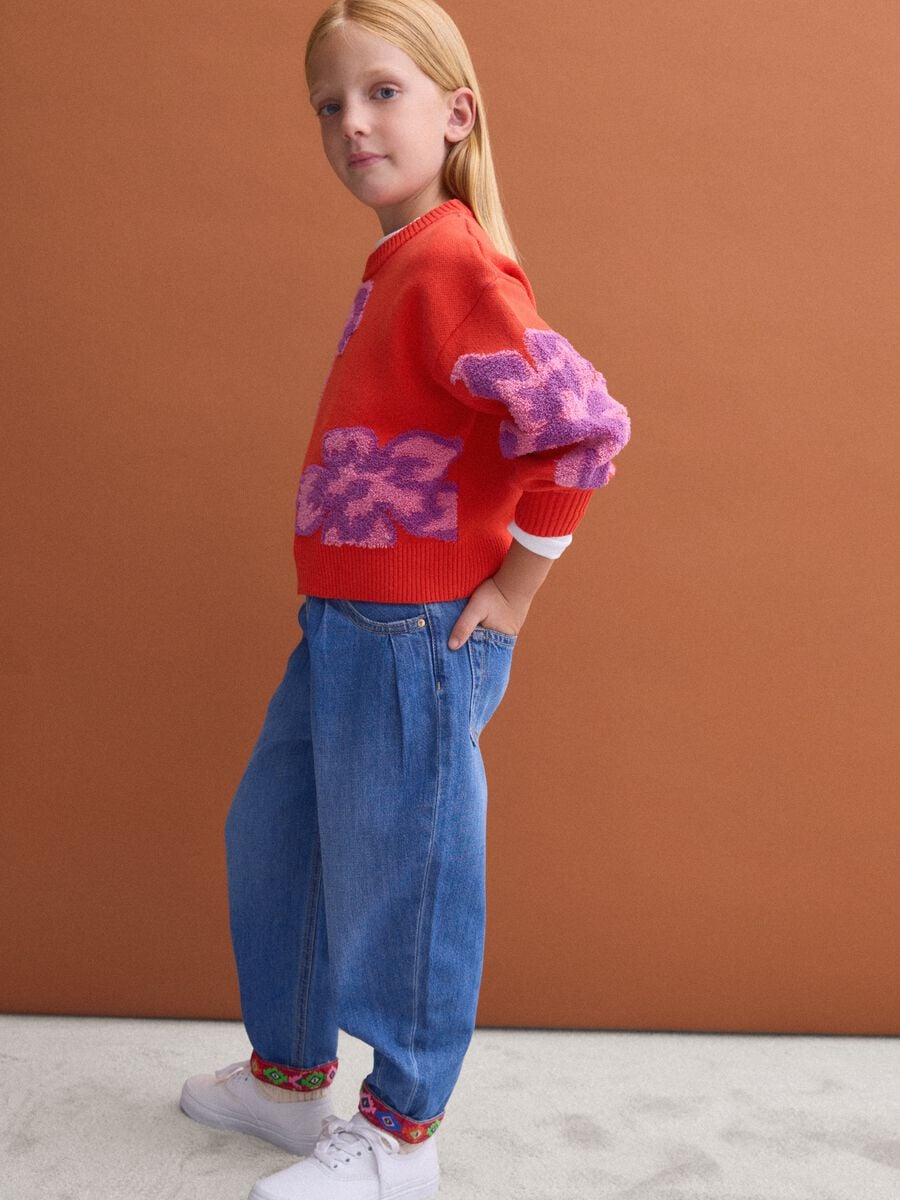 Jeans blu baggy in puro cotone con risvolto ricamato per bambina_0