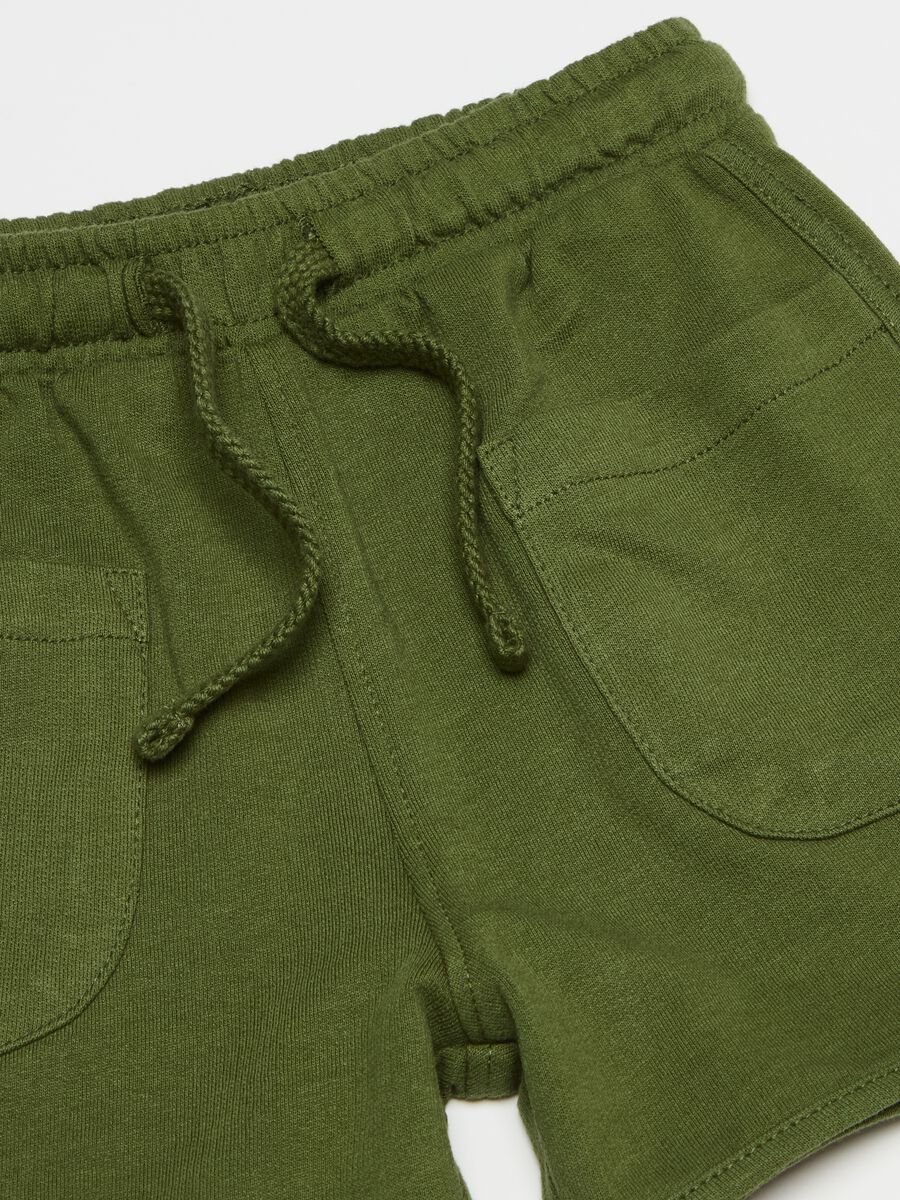 Fleece Bermuda shorts with pockets and drawstring_2