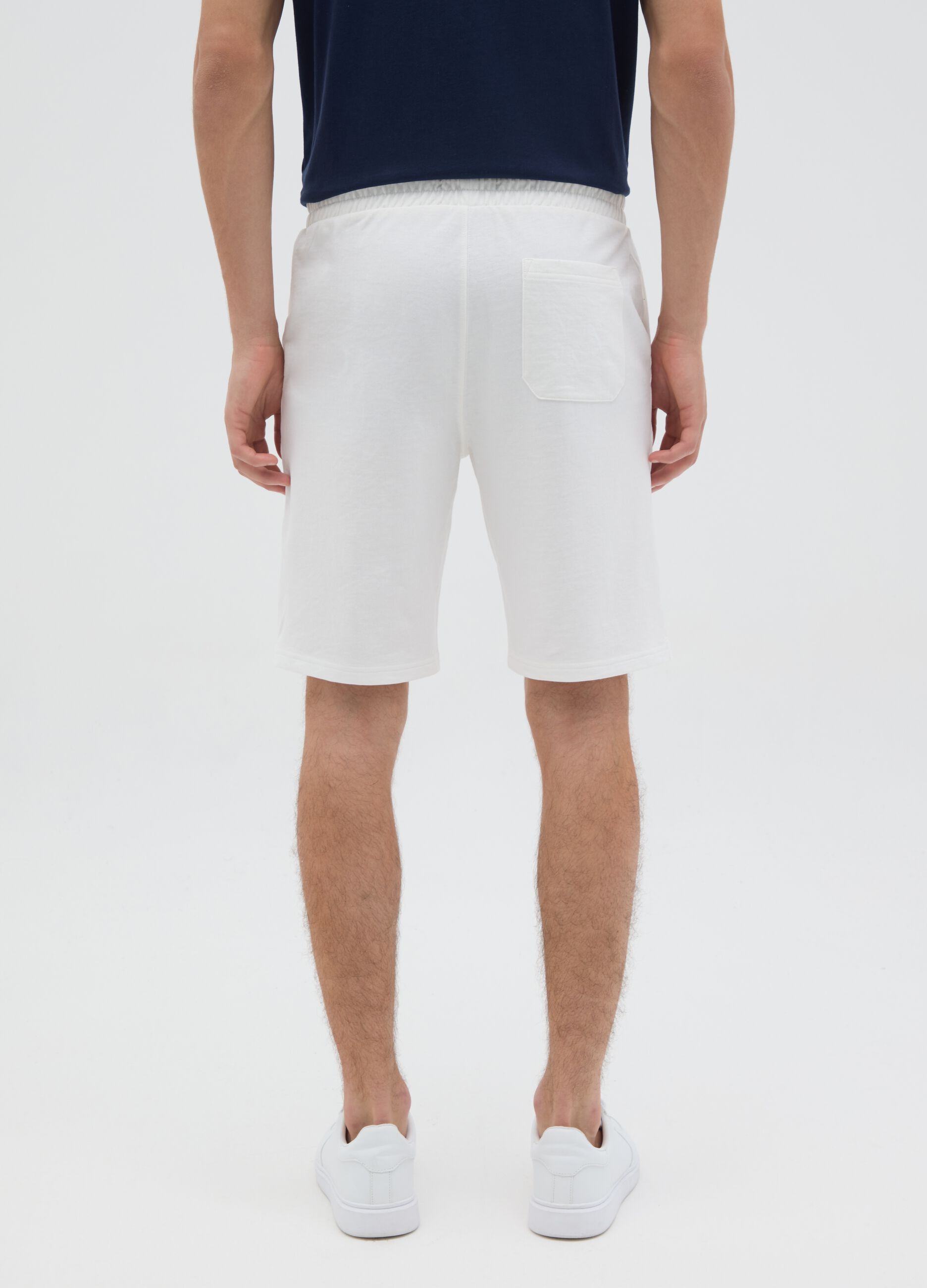 Regular fit white cotton blend men's shorts with back pocket