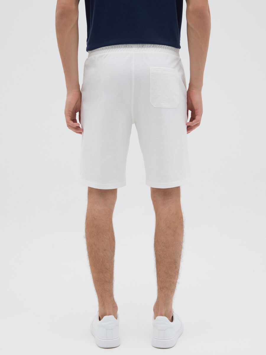 Regular fit white cotton blend men's shorts with back pocket_3