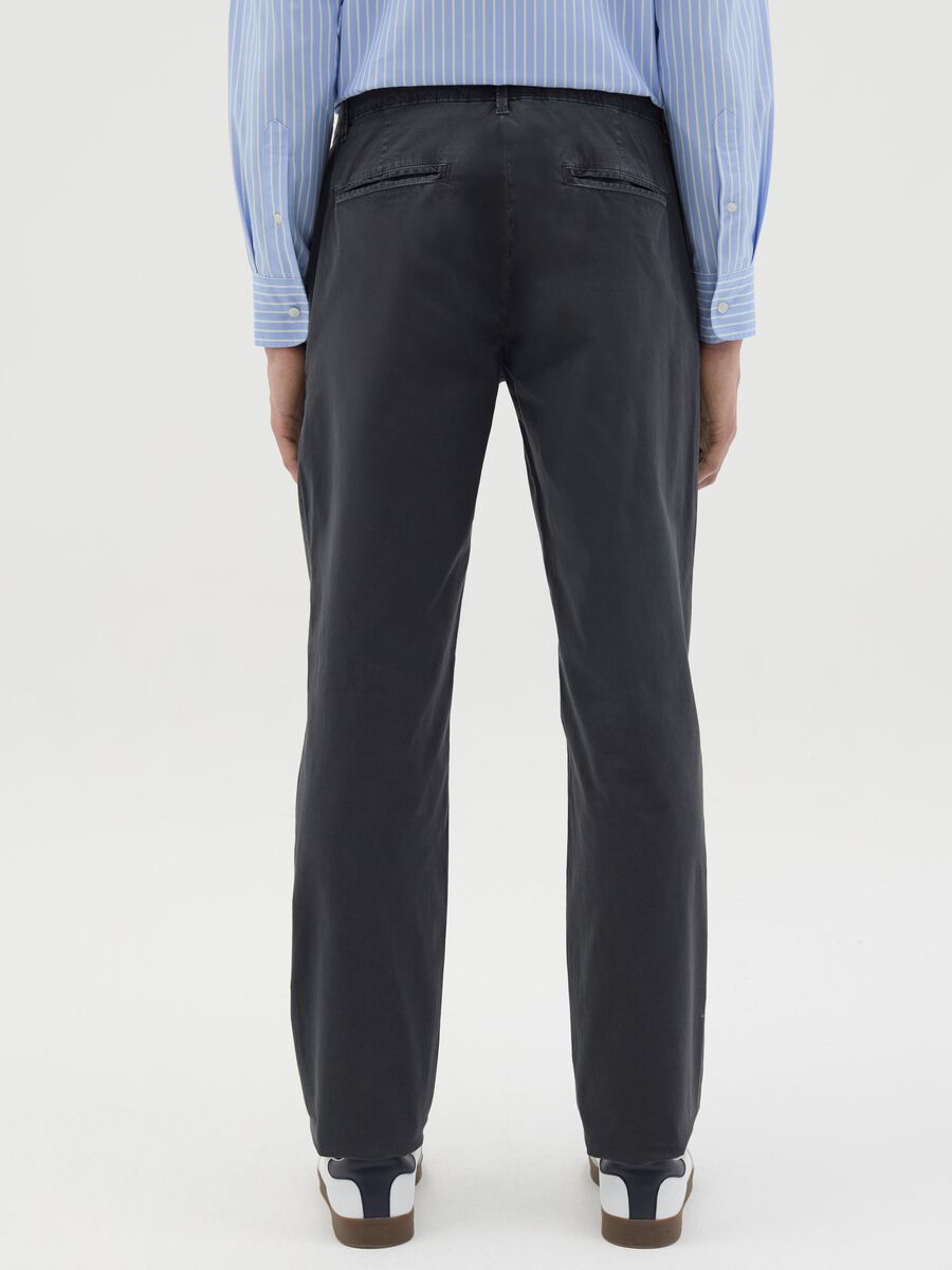 Chino trousers in poplin_3