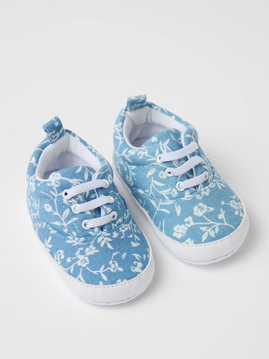 Denim shoes with floral print_0