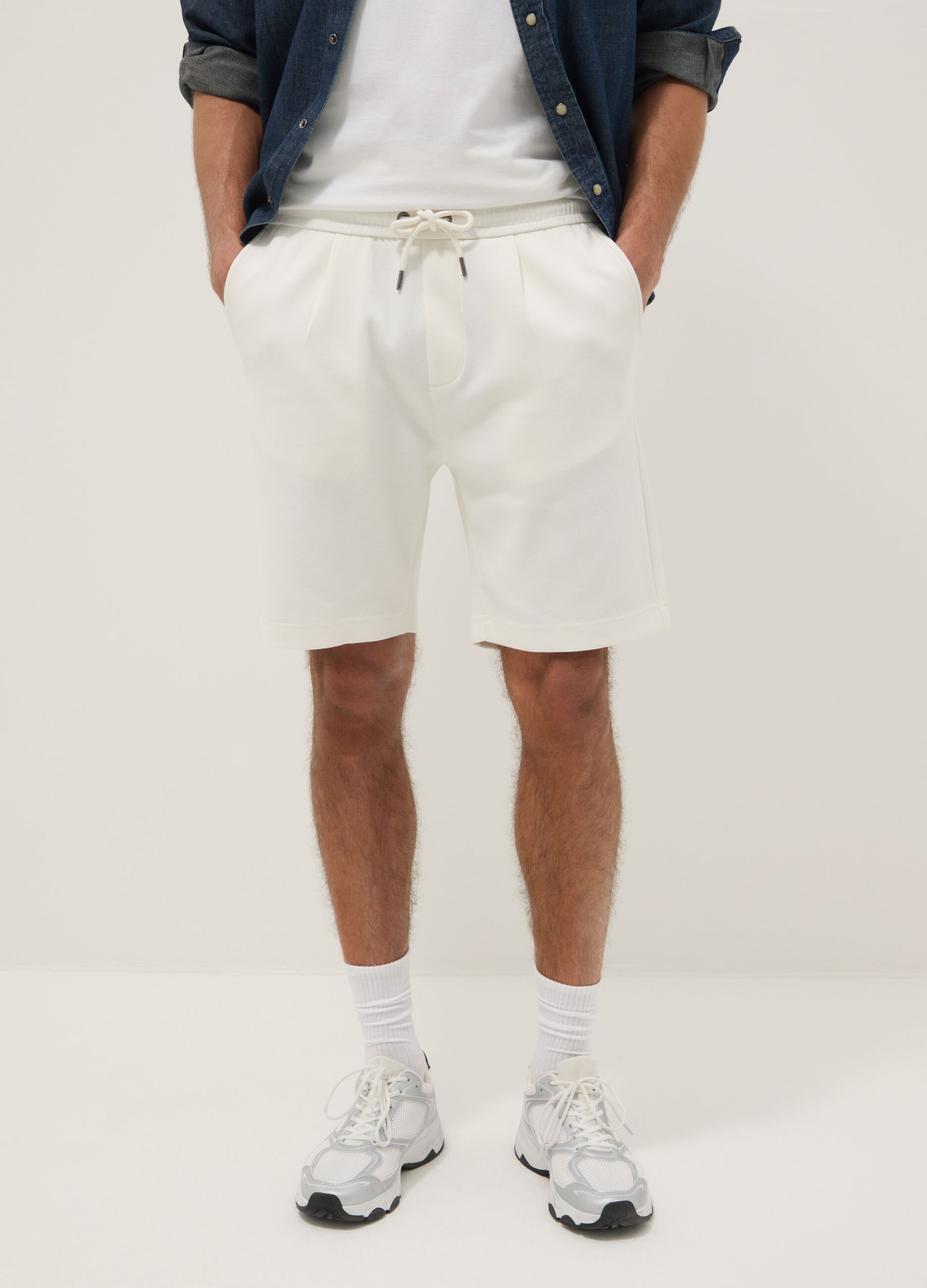 White pure cotton shorts with elasticated waist, regular fit