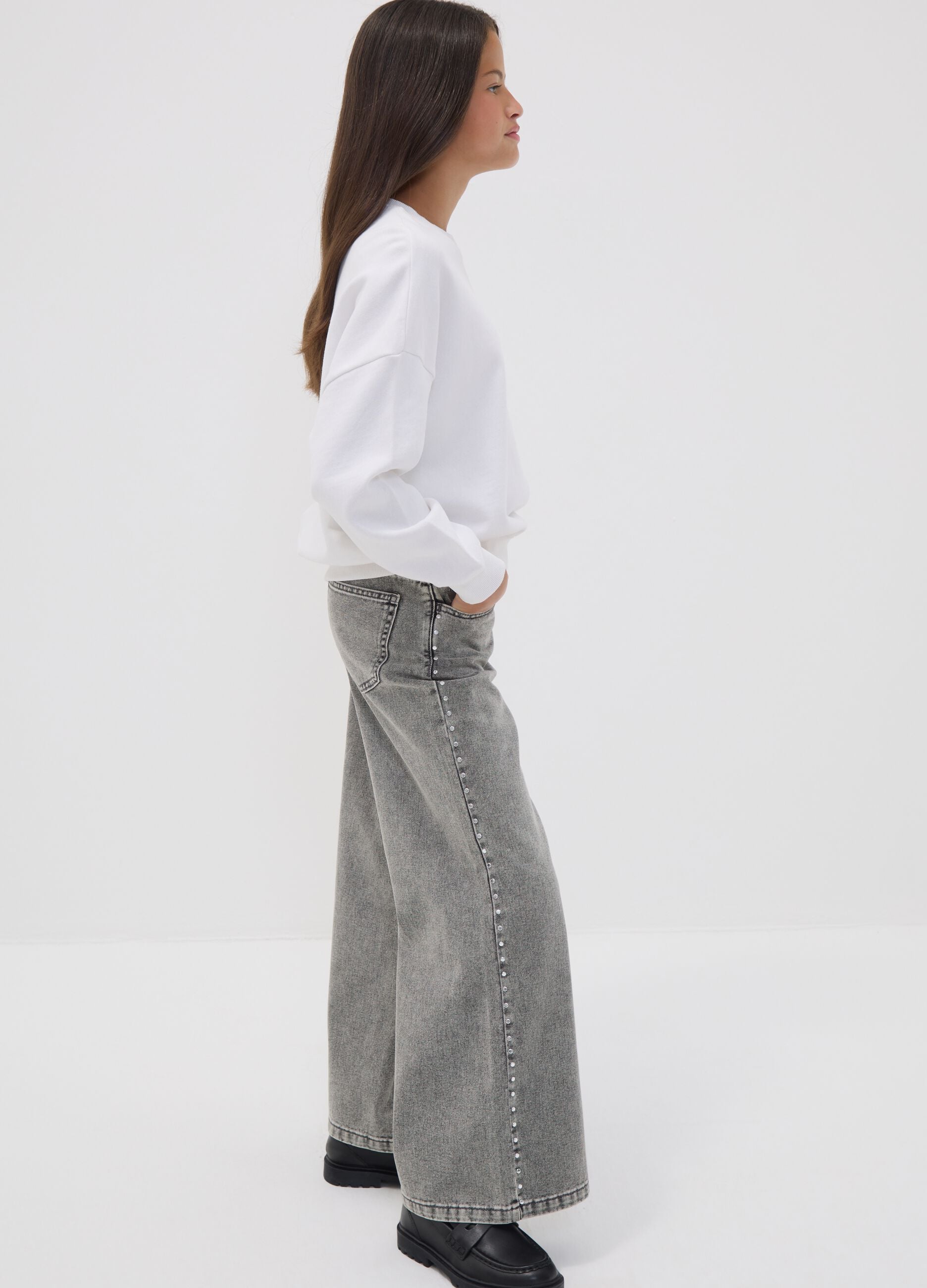 Girls&rsquo; pure cotton wide-leg grey jeans with studs