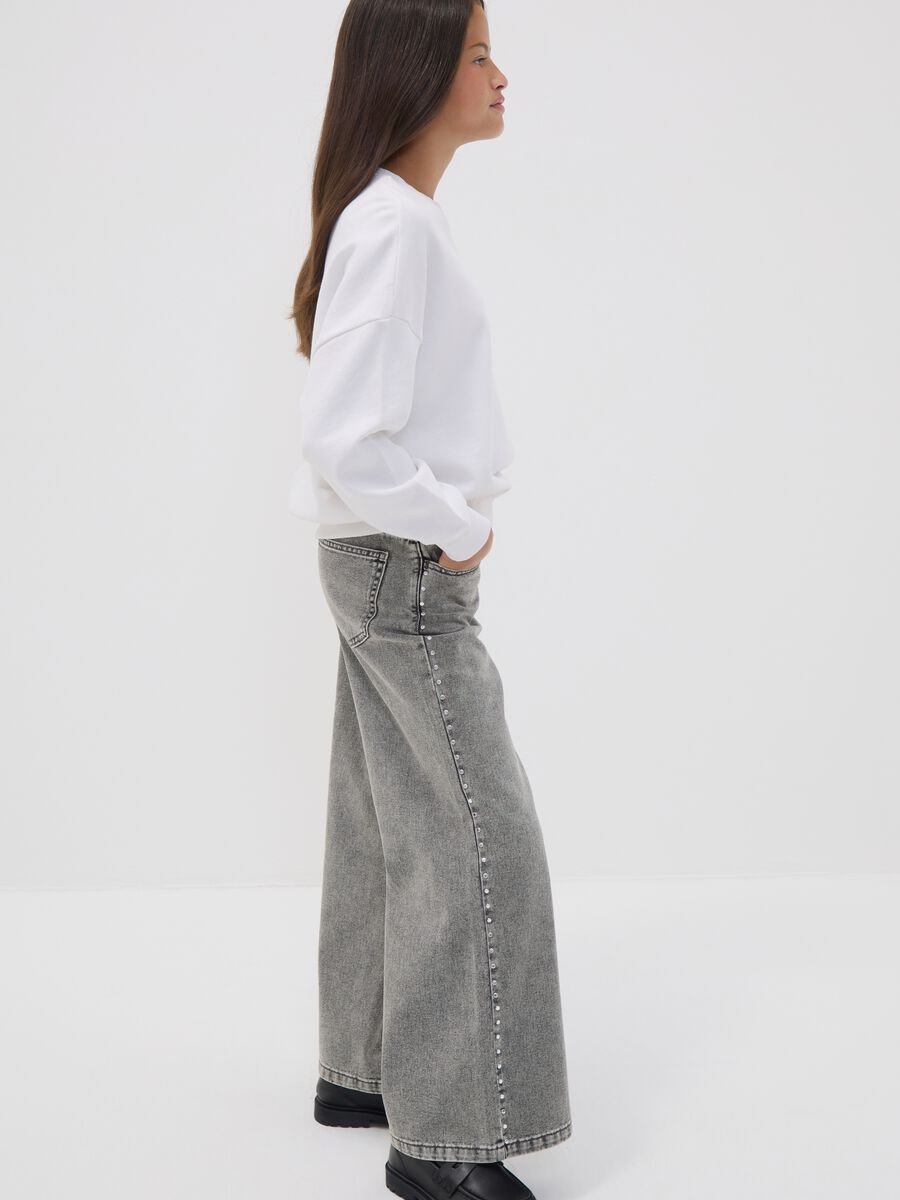Jeans grigi wide leg in puro cotone con borchie per ragazza_0