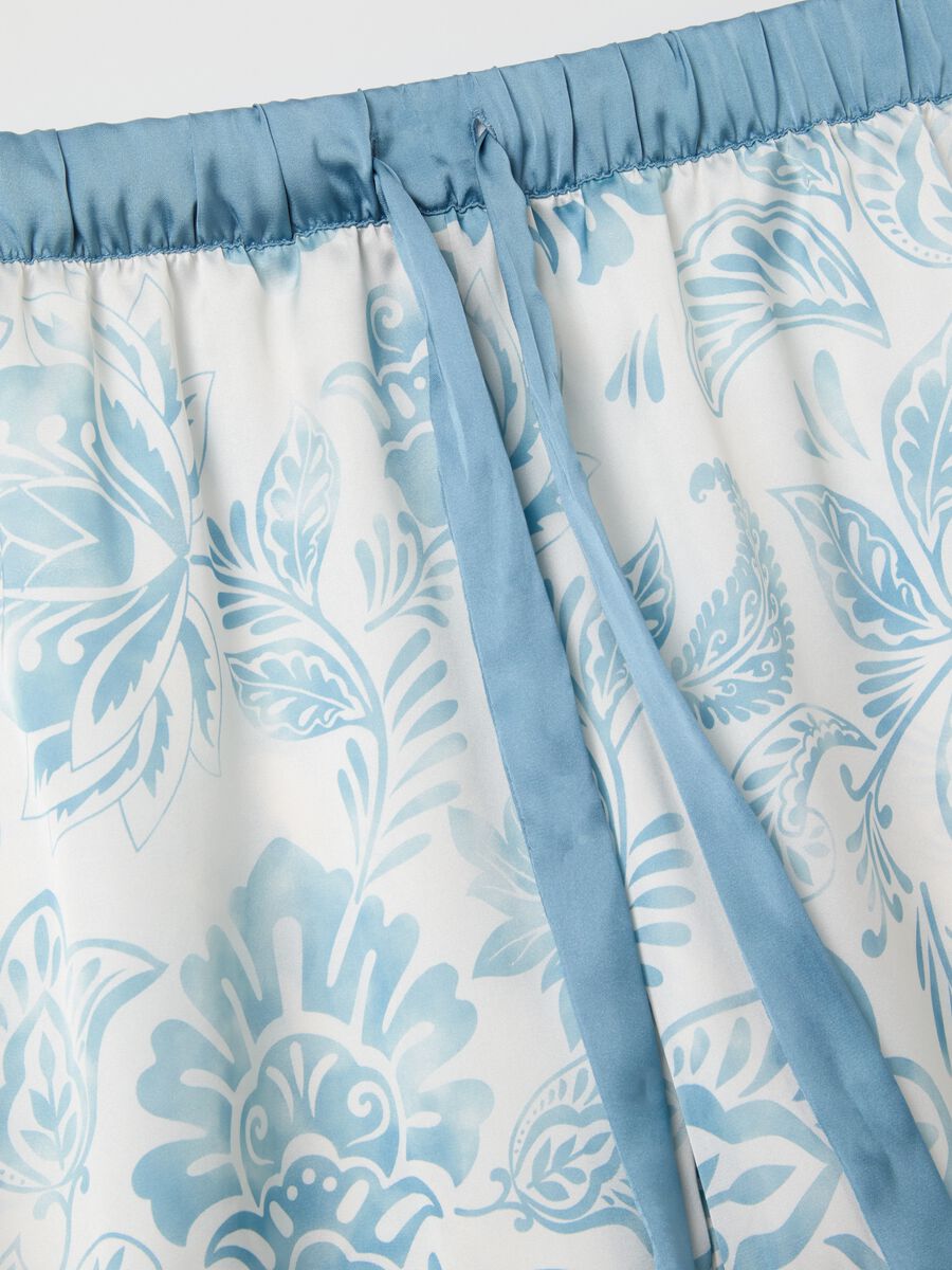 Pyjama shorts in patterned satin_5