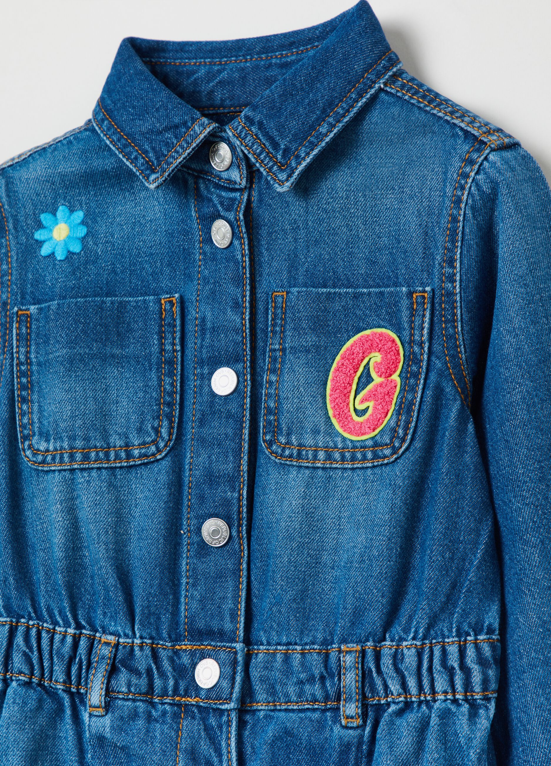 Abito tuta in denim con patch e ricami_2