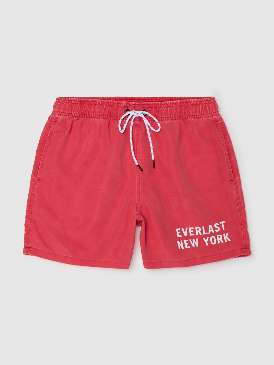 Red swimming trunks with logo print_4