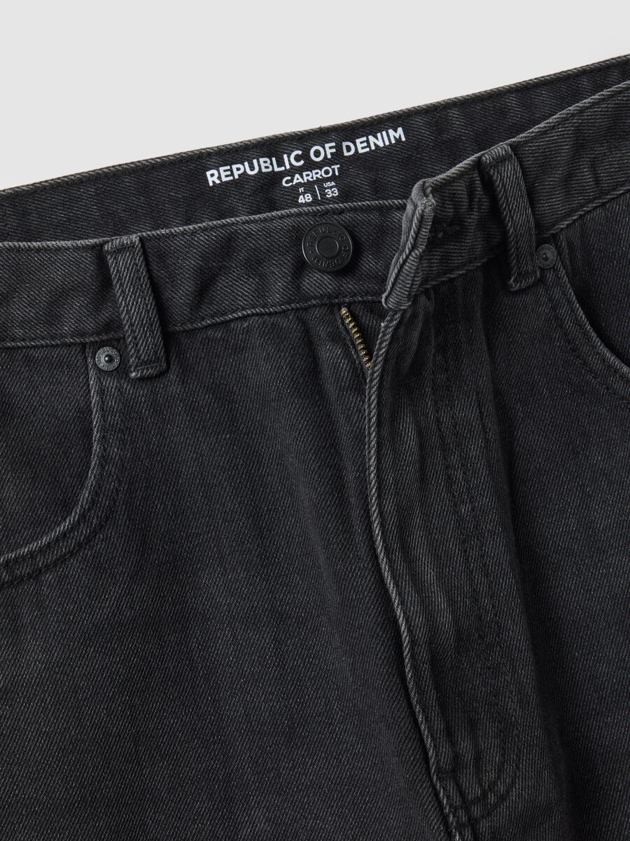 Black denim cotton blend carrot fit jeans_5