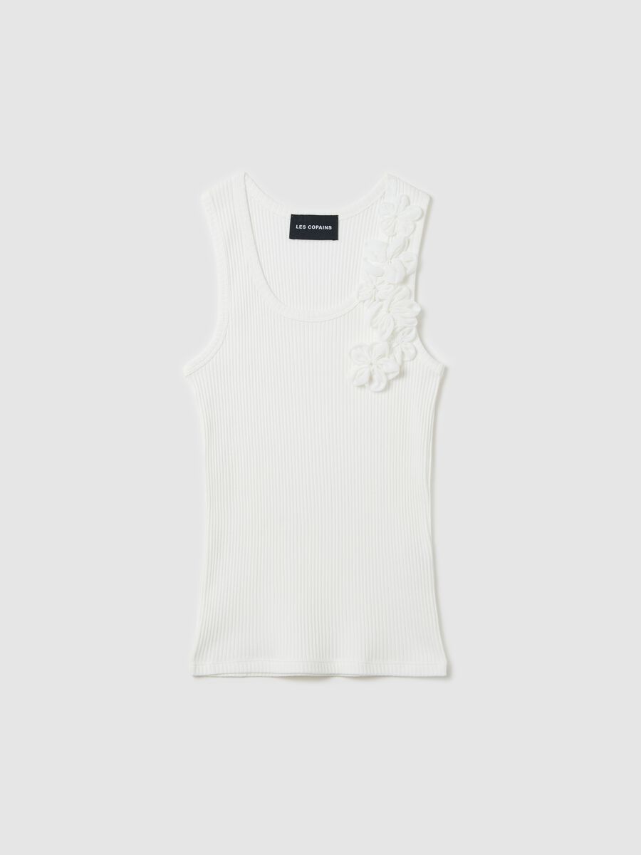 White ribbed top with floral applications_4