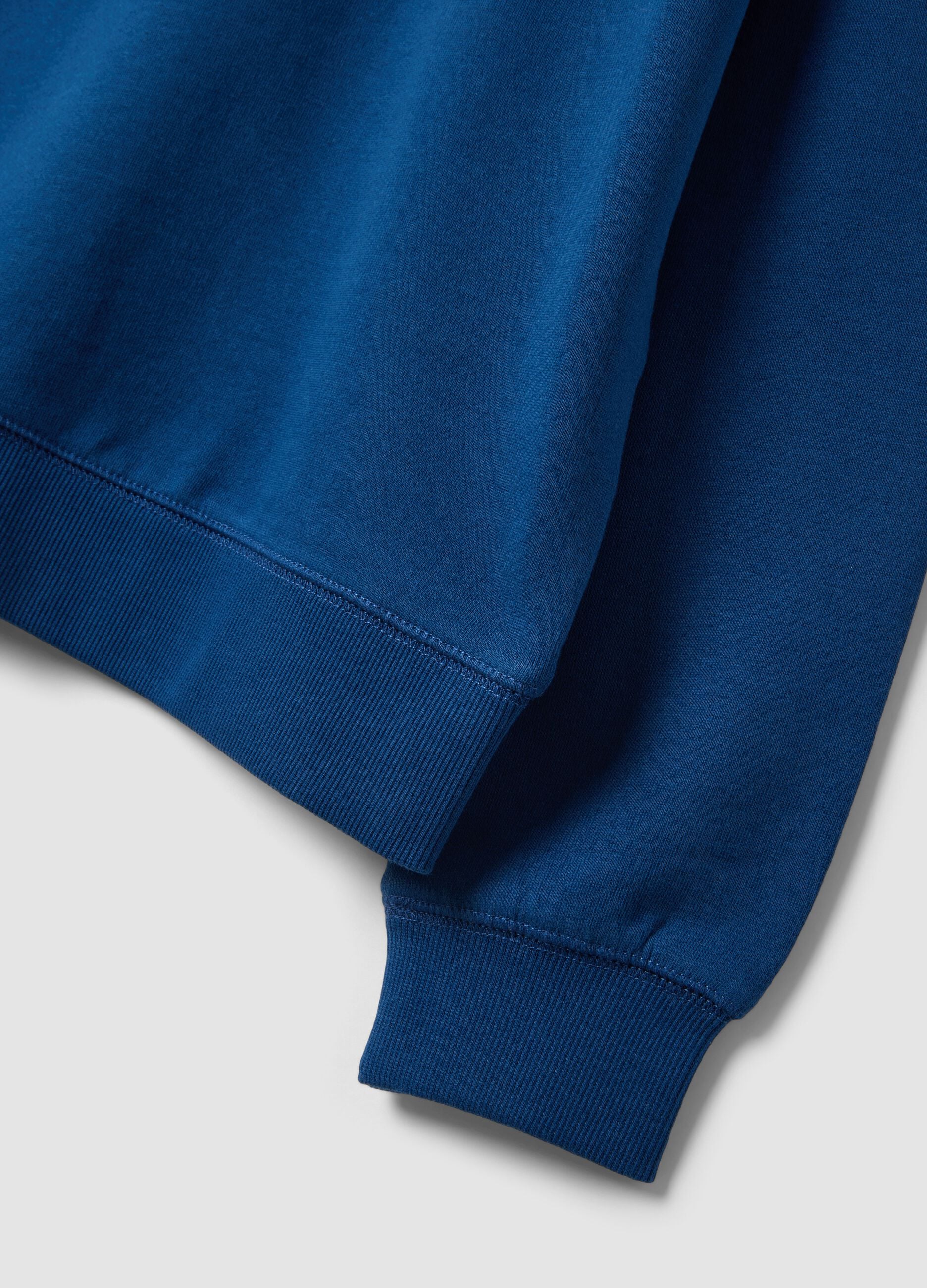 Blue crew-neck sweatshirt in 100% organic cotton