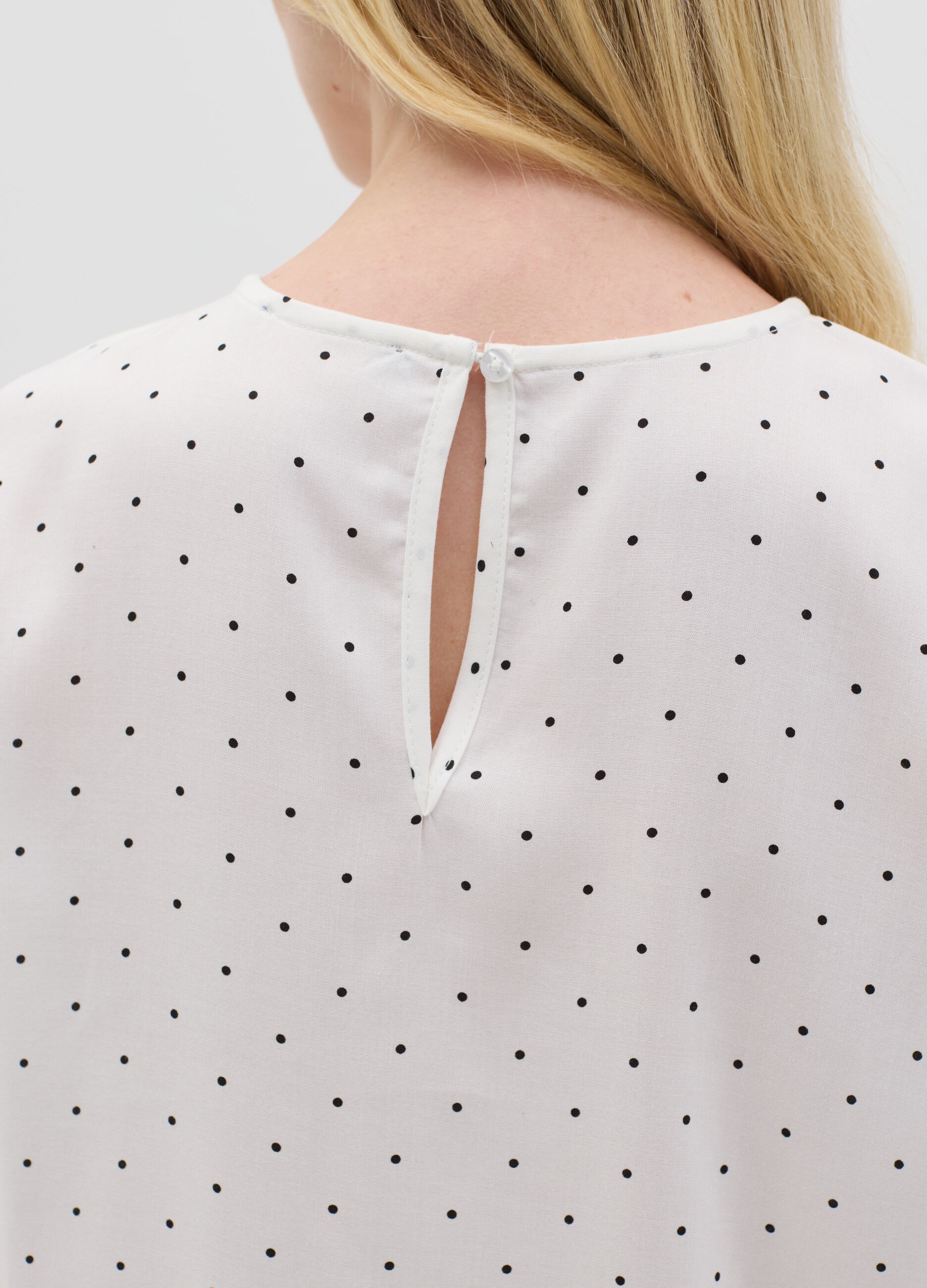 Blusa a maniche corte con pois in viscosa