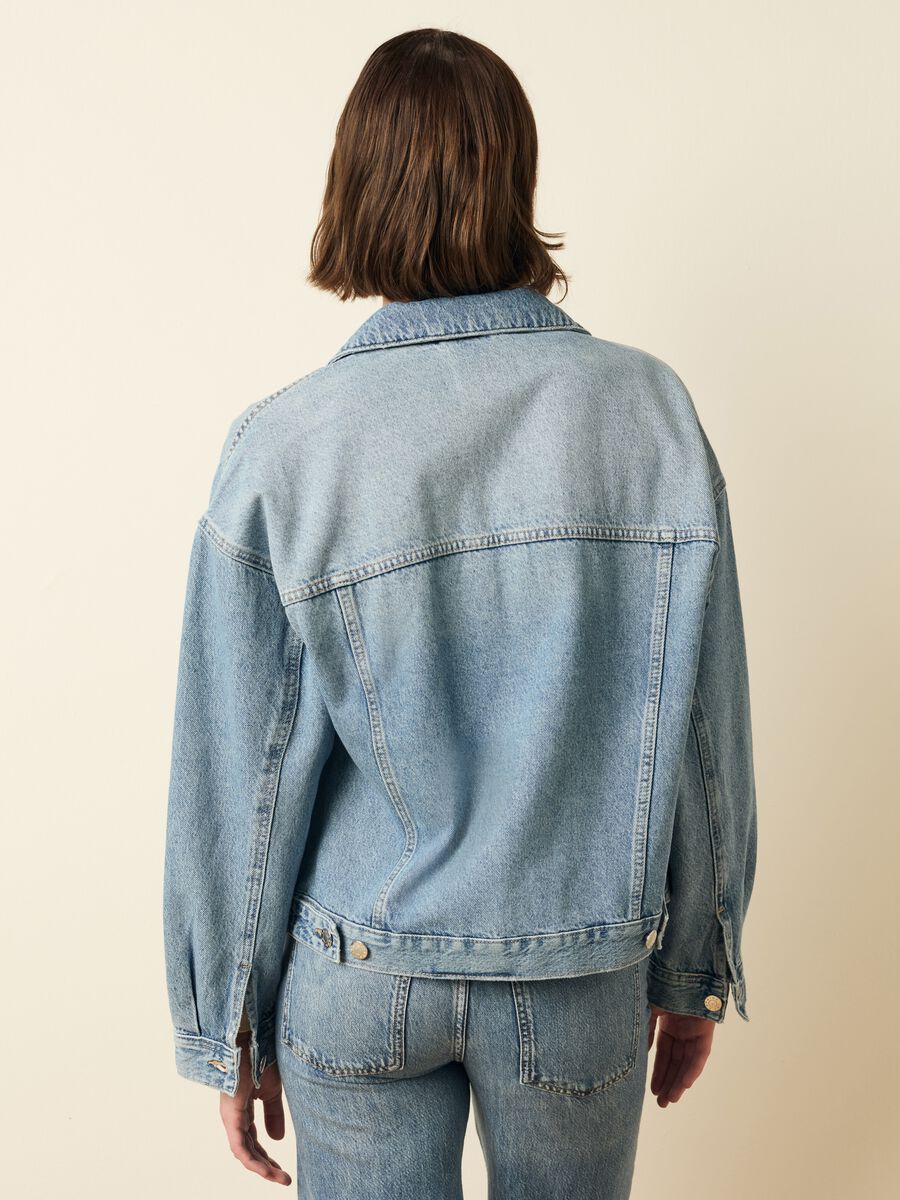 Short jacket in acid wash denim_3