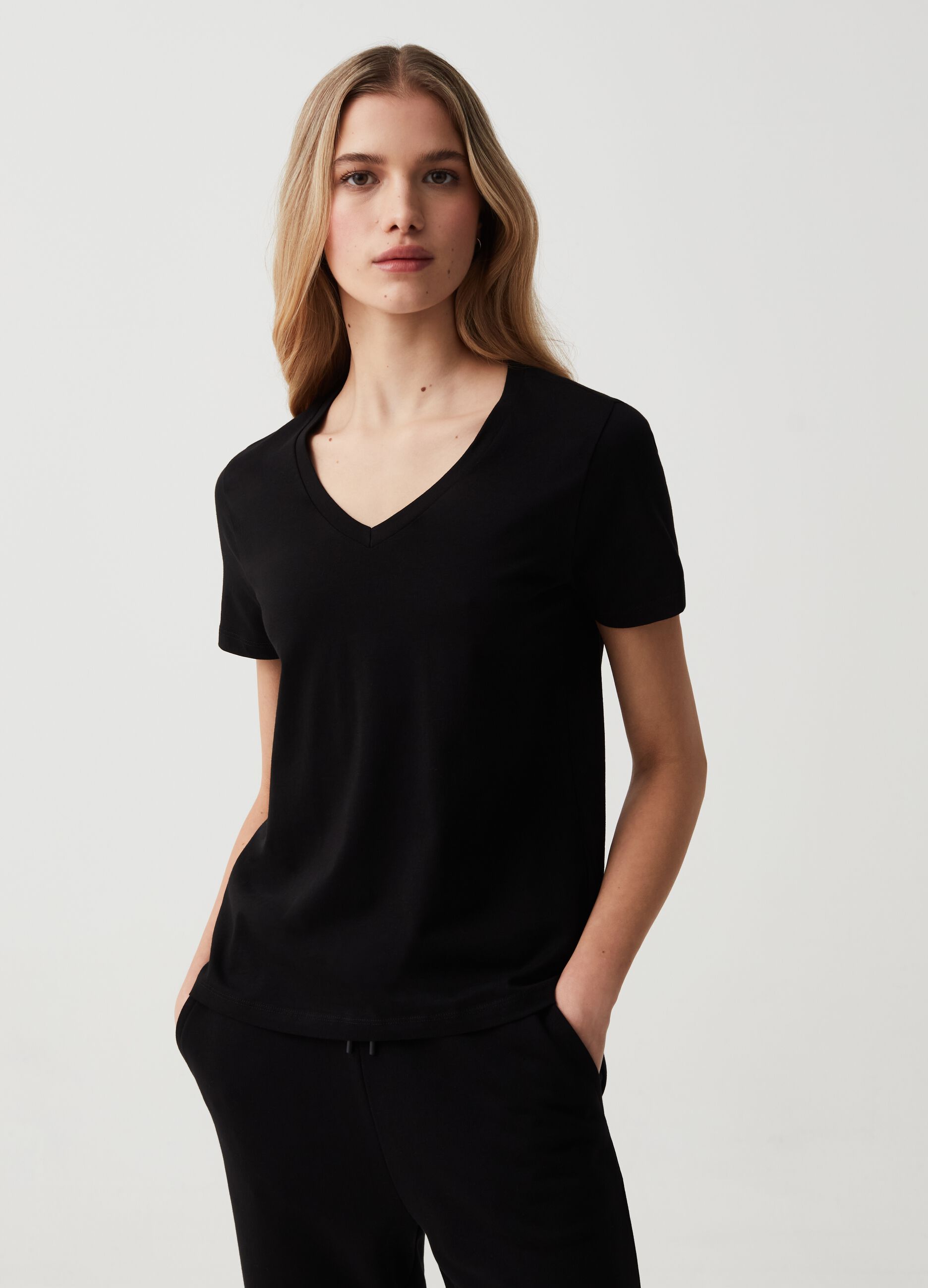Essential V-neck T-shirt in cotton