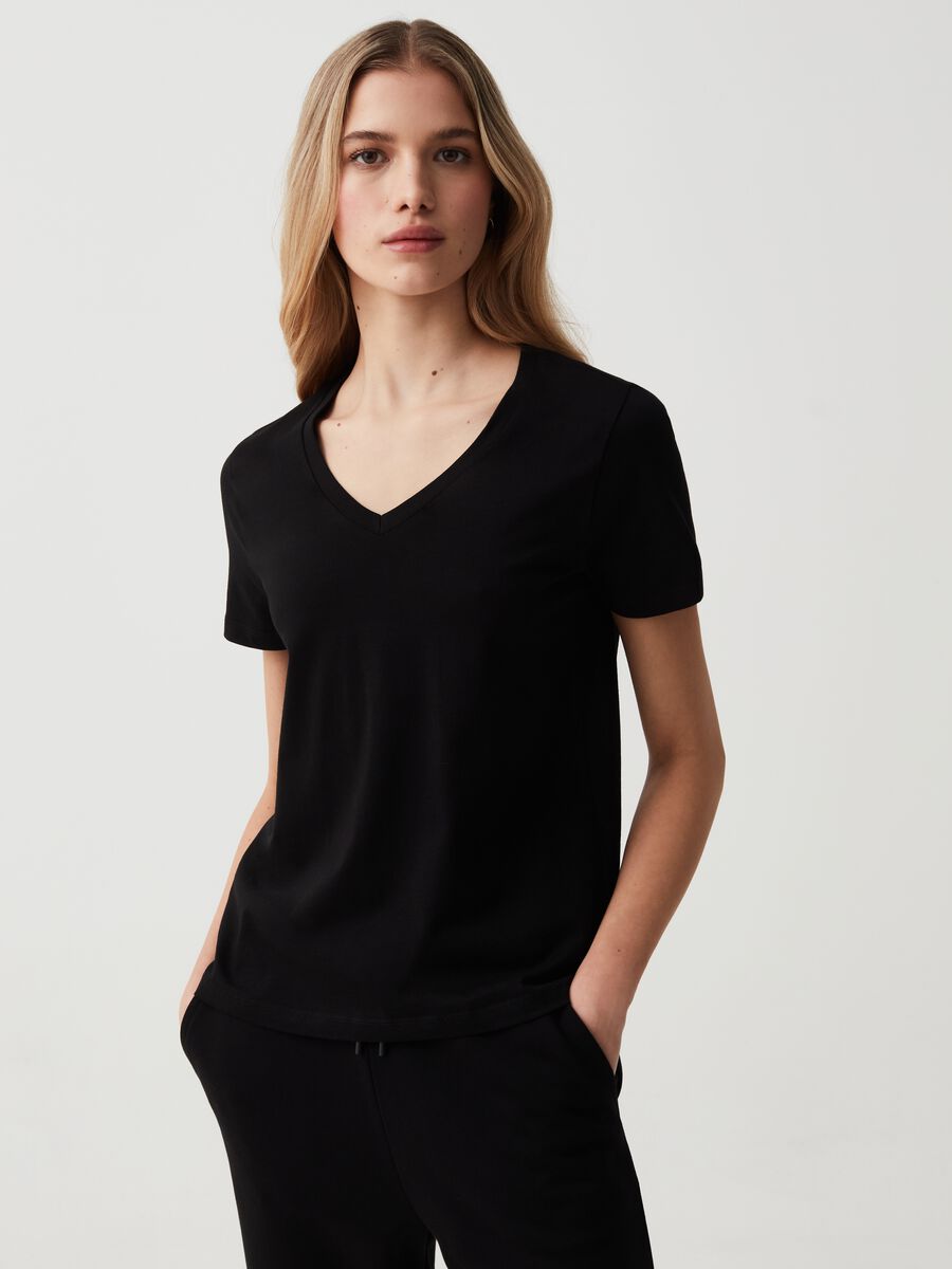 Essential V-neck T-shirt in cotton_1