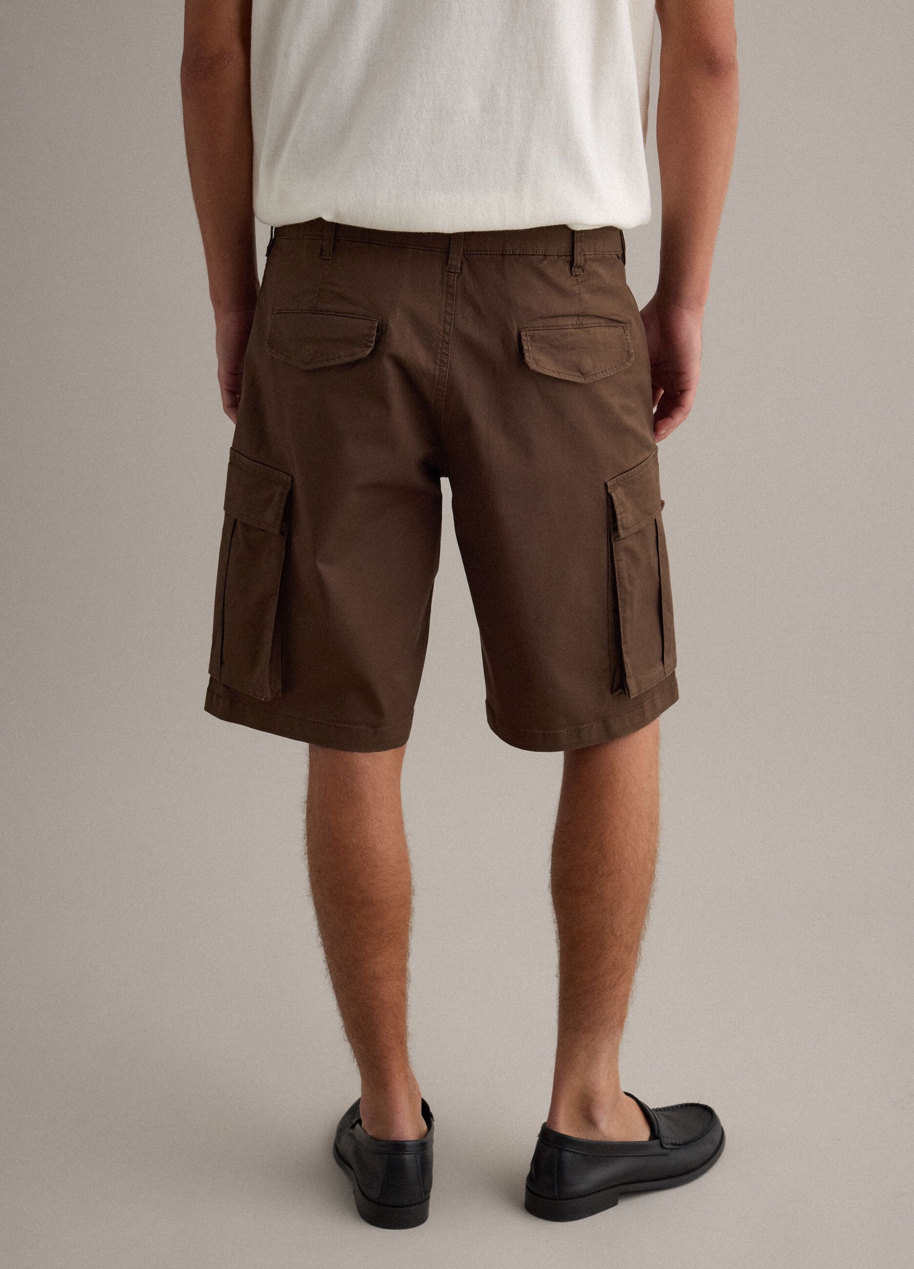 Brown stretch cotton cargo shorts, regular fit
